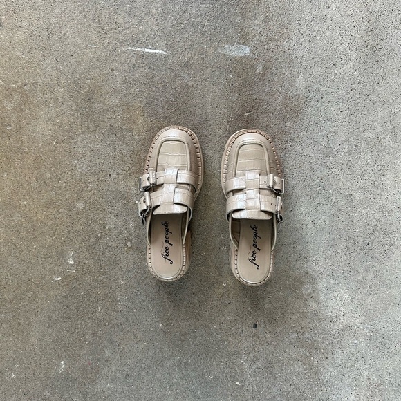Free People Shoes - Free People Buckle Lyra Lug Loafer in Mink Size 36 Clogs Shoes Bohemian Slip Ons